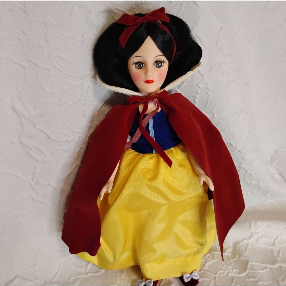 1981 Effanbee Snow White Doll with Disney 7 Dwarves